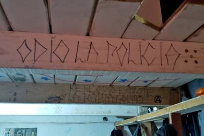 En las paredes de la casa hay pintadas con consignas contra la policía