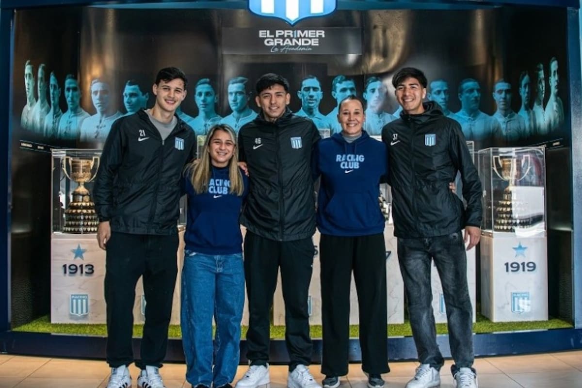 Algunos de los futbolistas de Racing que se anotaron para terminar el colegio secundario: Valentín Carboni, Rocío Vázquez, Alejandro Tello, Carolina Sailer y Santino Aguirre