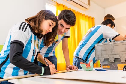 Algunos de los integrantes del equipo del colegio Tomas Alva Edison, de Mendoza, que viajarán a Singapur al Mundial de Robótica 2023