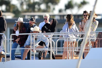 Algunos de los invitados al festejo de Camila Morrone, en el yate de lujo