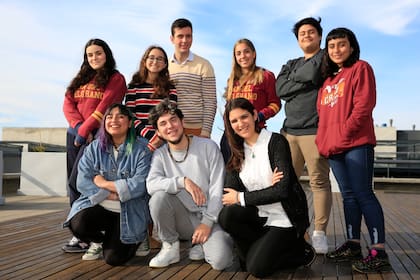 Algunos de los jóvenes convocados por La Nación. De pie, de izquierda a derecha: Josefina Prati, Yael Crupnicoff, Bruno Pellegrino, Catalina Carrau, Nahuel Soares y Melina Almirón De Los Santos. Abajo: Tamara Olivera, Nahuel González y Zoe Olivares.