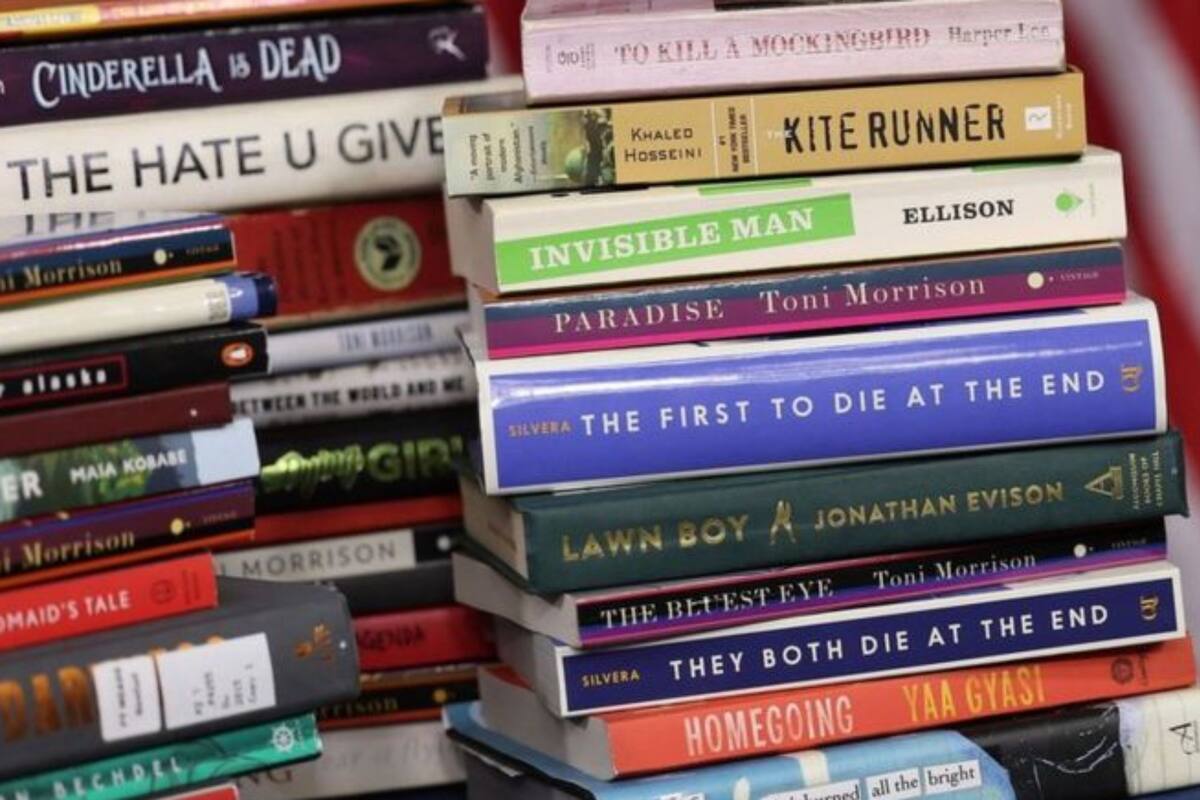 Algunos de los libros prohibidos en las escuelas públicas de Estados Unidos abordan temas como el racismo, la homosexualidad adolescente o el acoso sexual de jóvenes