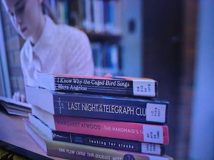 Algunos de los libros que Carrie lee en la escuela Ewen fueron publicados después de la novela de Stephen King