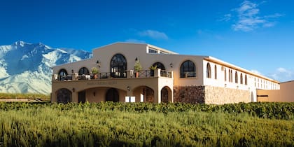 Algunos de los mejores malbec del país salen de esta bodega a los pies de la cordillera