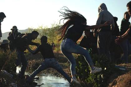 Algunos de los migrantes trataron de cruzar la frontera hacia EE.UU