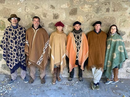 Algunos de los modelos de poncho que vende en su marca Catenia.