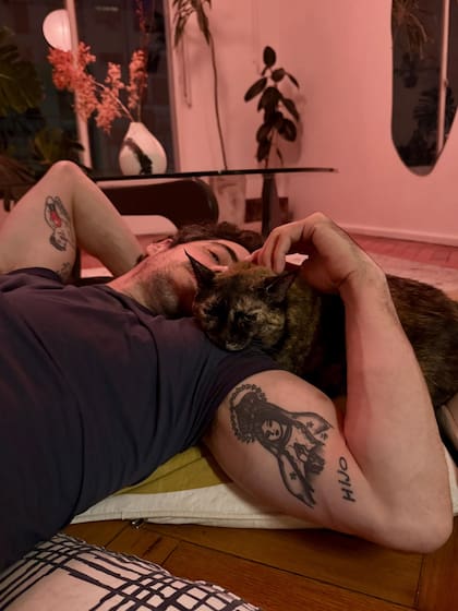 Algunos de los momentos de Esteban Lamothe con la mascota de su pareja (Foto: Instagram/@deboranishimoto)