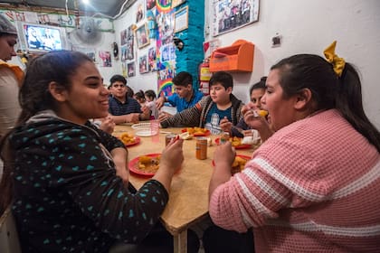Algunos de los niños que asisten al comedor Todo por los chicos, del Barrio Loyola, en San Martín – Crédito: Daniel Jayo