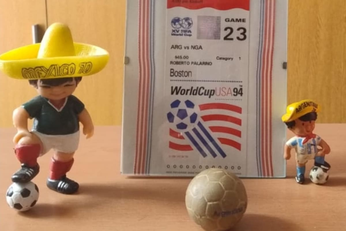 Algunos de los objetos de los mundiales que colecciona Alejandro Polizzi