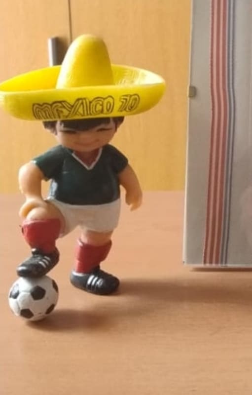 Algunos de los objetos de los mundiales que colecciona Alejandro Polizzi