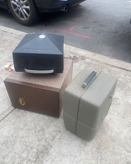 Algunos de los objetos que dejan para que otros se los lleven (Foto: Instagram/@stoopingnyc)
