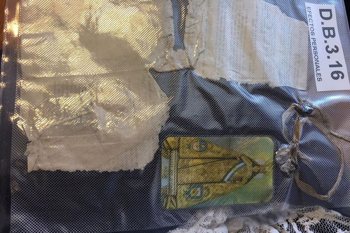 Algunos de los objetos que permitieron identificar a los soldados argentinos interrados como NN en Darwin