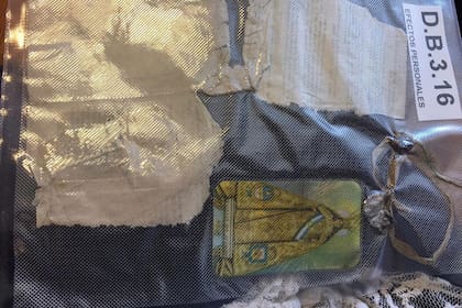 Algunos de los objetos que permitieron identificar a los soldados argentinos interrados como NN en Darwin