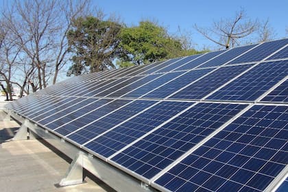 Algunos de los paneles solares que se instalan en las autopistas para alimentar a las cabinas de peaje