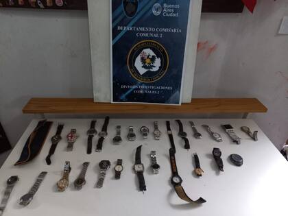 Algunos de los relojes incautados al delincuente