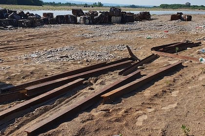 Algunos de los rieles cortados y listos para ser contrabandeados a Bolivia