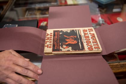 Algunos de los tesoros que guarda la librería.