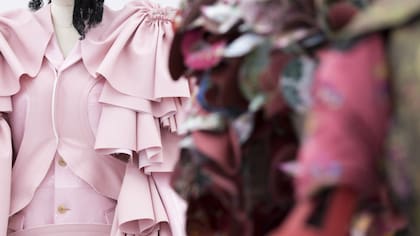 Algunos de los últimos diseños exhibidos de Comme des Garçons