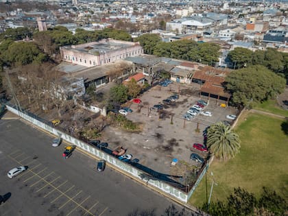 Algunos de los vehículos que se ven estacionados en parte de las instalaciones del exMercado de Hacienda