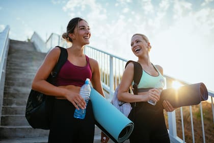 Algunos de quienes se han beneficiado del yoga consideran que el mismo debería ser ofrecido como terapia por los médicos y sistemas de salud
