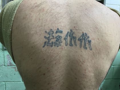 Algunos deportados fueron señalados por tatuajes, como un reloj o una pelota, sin pruebas de vínculos con el crimen organizado