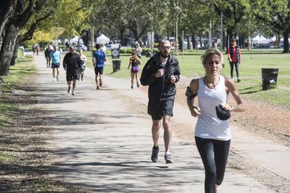 Algunos deportistas corren solo los sábados y domingos en los bosques de Palermo y en otras áreas verdes de la ciudad