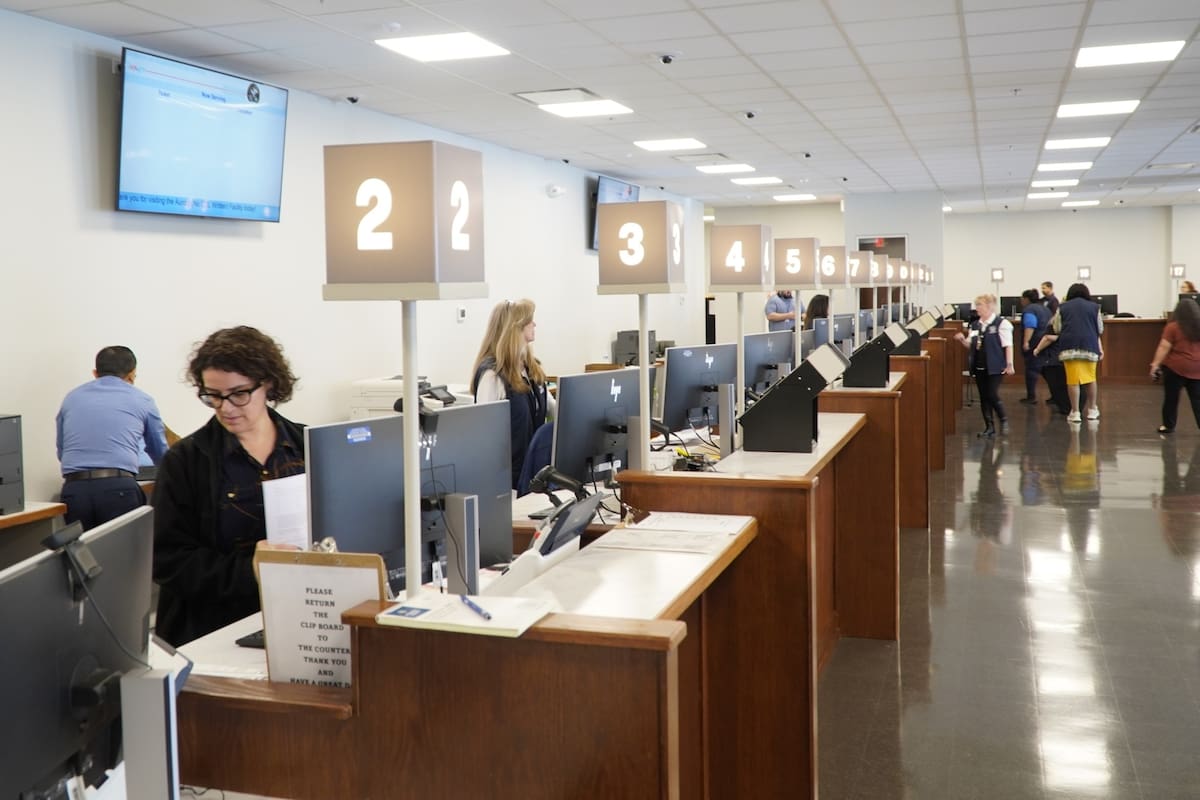 Algunos DMV de Illinois requieren una cita, por lo que se recomienda a los residentes que planifiquen con anticipación su visita