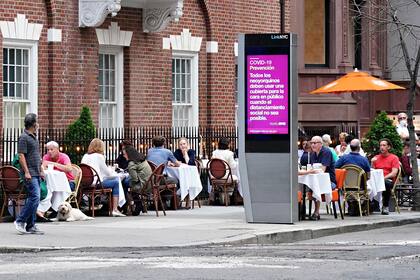 Algunos dueños de restaurantes de la Gran Manzana no esperaron al lunes y sacaron sus mesas a las veredas durante el fin de semana