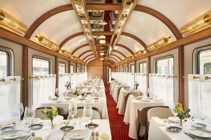Algunos espacios gastronómicos del hotel funcionan dentro de antiguos vagones restaurados, en homenaje al pasado ferroviario del edificio
