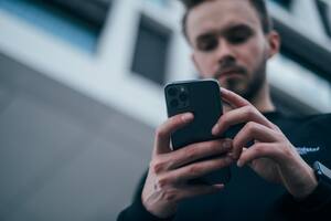 Algunos especialistas asocian la explosión del uso del celular –a inicios de la década pasada– y la masificación de redes sociales a un aislamiento en términos de relaciones personales