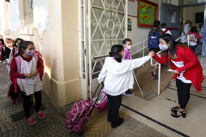 Algunos especialistas consideran que el uso del tapabocas podría ser perjudicial para el desarrollo escolar del niño en sus primeras etapas de alfabetización