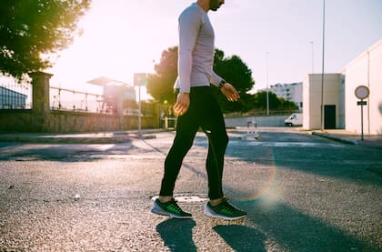 Algunos especialistas recomienda caminar, ya que correr implica un mayor impacto