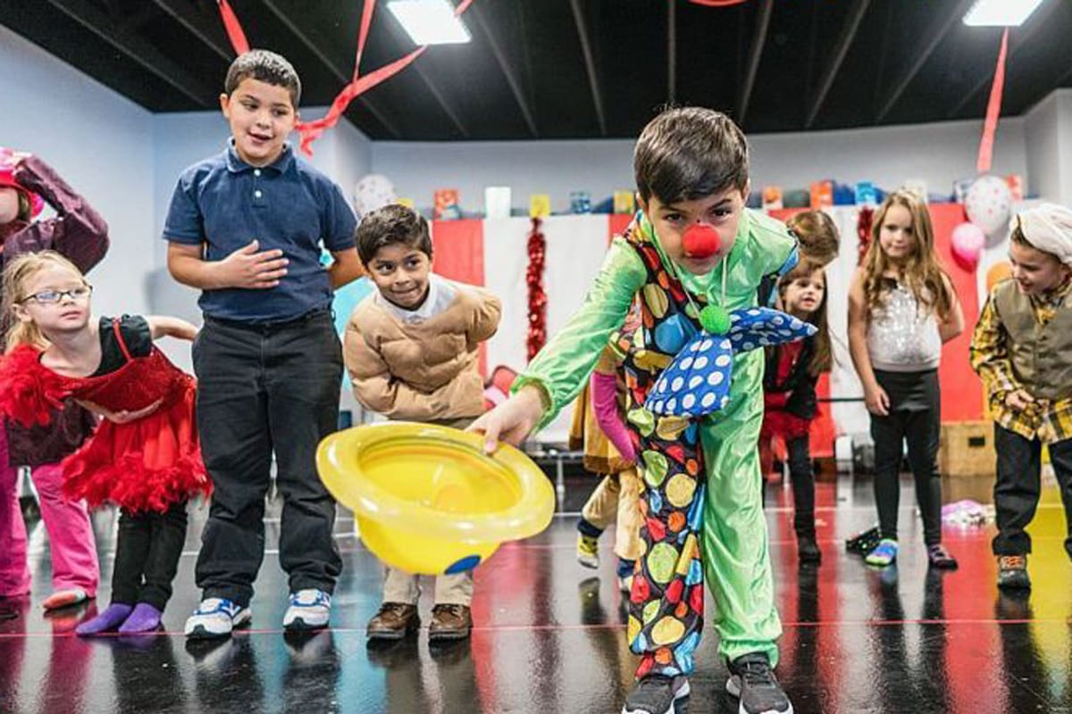 Algunos estudios señalan que el teatro puede ayudar a mejorar el desenvolvimiento social de las personas tímidas