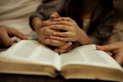 Algunos expertos afirman que la relación con nuestros cuidadores puede tener un efecto en como vemos otras relaciones, incluida aquella que tengamos (o no) con un dios.