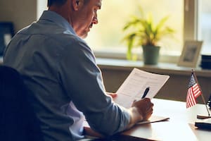 Algunos extranjeros que están en Estados Unidos pueden utilizar el Formulario I-765 para solicitar una autorización de empleo