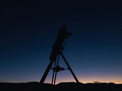 Algunos fenómenos astronómicos pueden verse a simple vista, pero los telescopios mejoran la experiencia (Pexels/Jul L. G.)