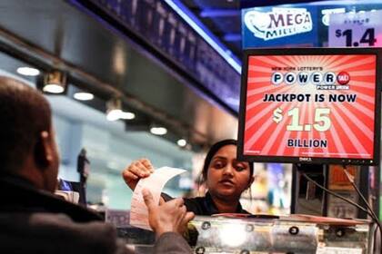 Algunos ganadores de la lotería en Estados Unidos cometen un error, según un experto en finanzas