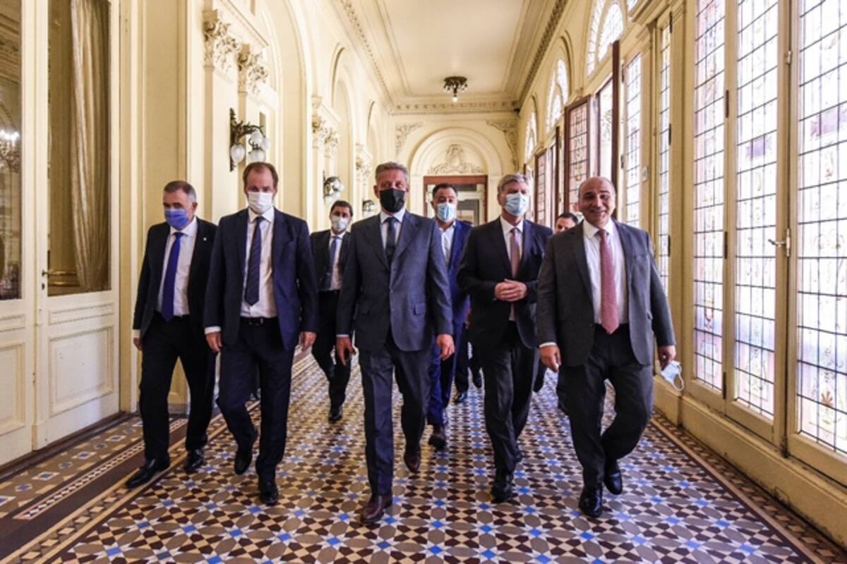 Algunos gobernadores en la Casa Rosada junto con el jefe de Gabinete, Juan Manzur