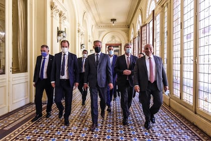 Algunos gobernadores en la Casa Rosada junto con el jefe de Gabinete, Juan Manzur