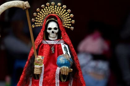 Algunos grupos criminales en México le rinden culto a la Santa Muerte.