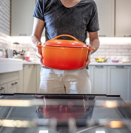 Algunos guardan los utensilios con los que cocinaron en la heladera (Foto: Freepik)
