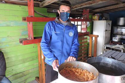 Algunos hinchas colaboran cocinando y Slezack y compañeros del club hacen llegar el alimento a los que menos tienen.