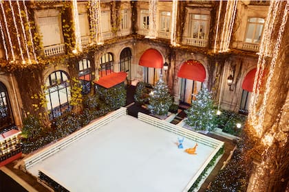 Algunos hoteles tienen atracciones especialmente preparadas para la época, como las pistas de hielo para que patinen niños y adultos.