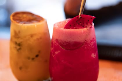 Algunos jóvenes buscan evitar la resaca de los tragos