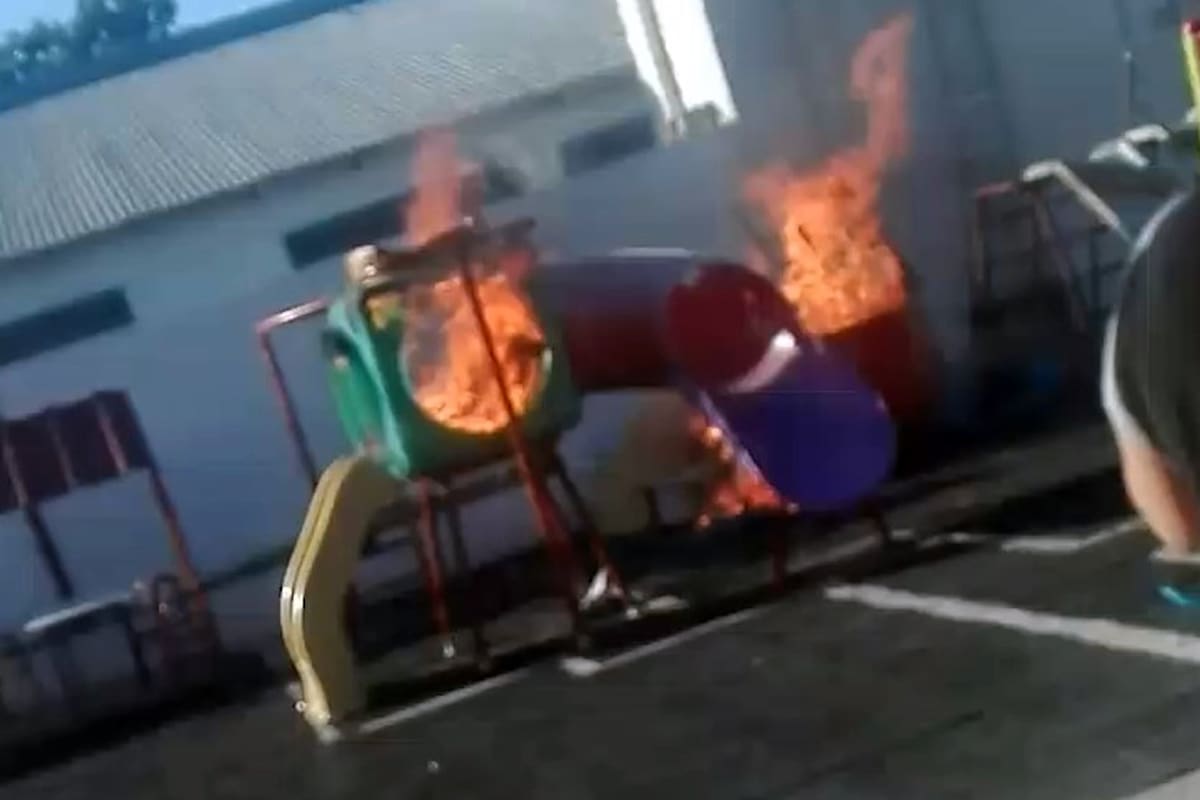 Algunos juegos del jardín fueron incendiados por los familiares.