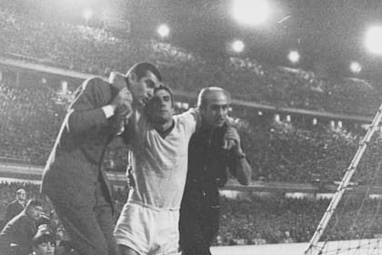 Algunos jugadores de Milan debieron salir con asistencia del campo de juego