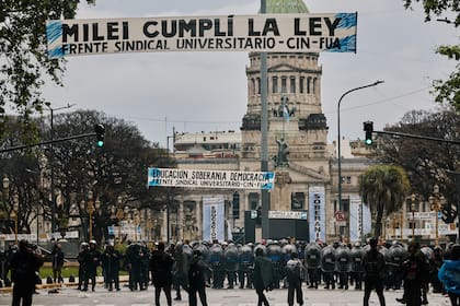 Algunos manifestantes arrojaron piedras e intentaron derribar las vallas