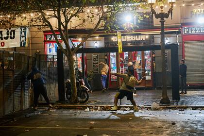 Algunos manifestantes atacaron con palos y piedras a la Policía durante el debate de la Ley Bases