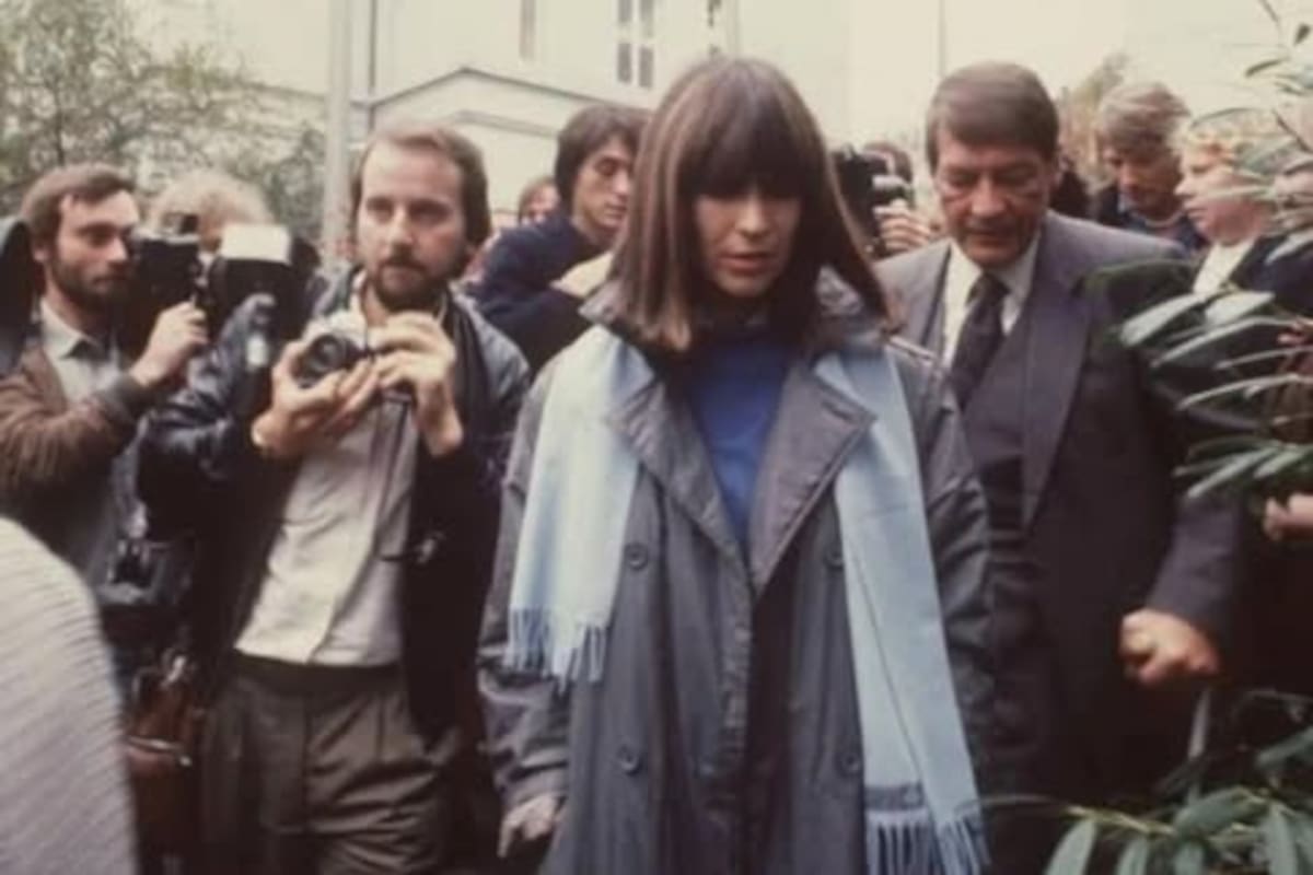 Marianne Bachmeier es escoltada hasta su asiento a través de una multitud de fotógrafos en el juicio por el asesinato de Grabowski (Foto de Cornelia Gus/picture alliance vía Getty Images)
