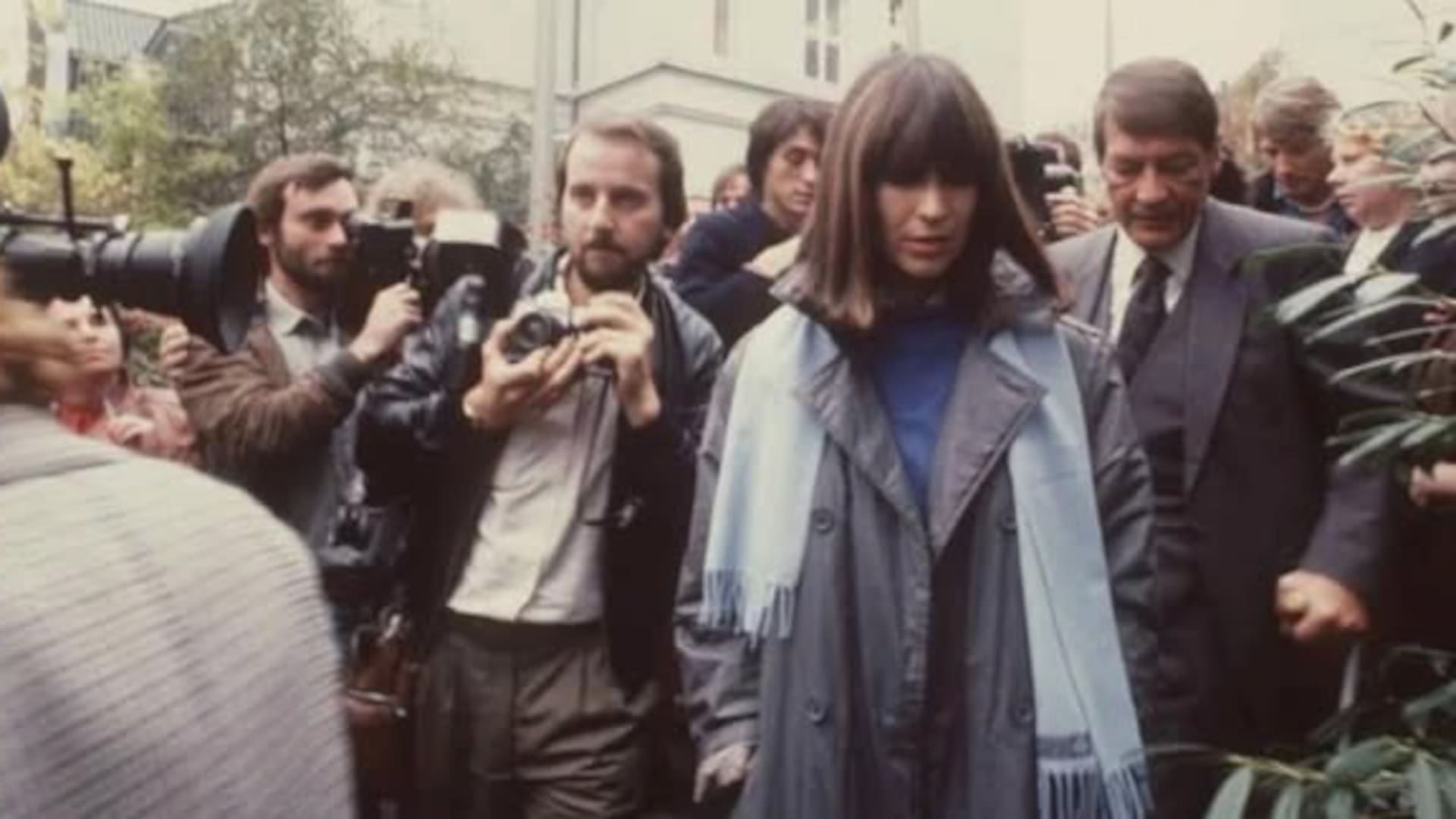 Marianne Bachmeier es escoltada hasta su asiento a través de una multitud de fotógrafos en el juicio por el asesinato de Grabowski (Foto de Cornelia Gus/picture alliance vía Getty Images)